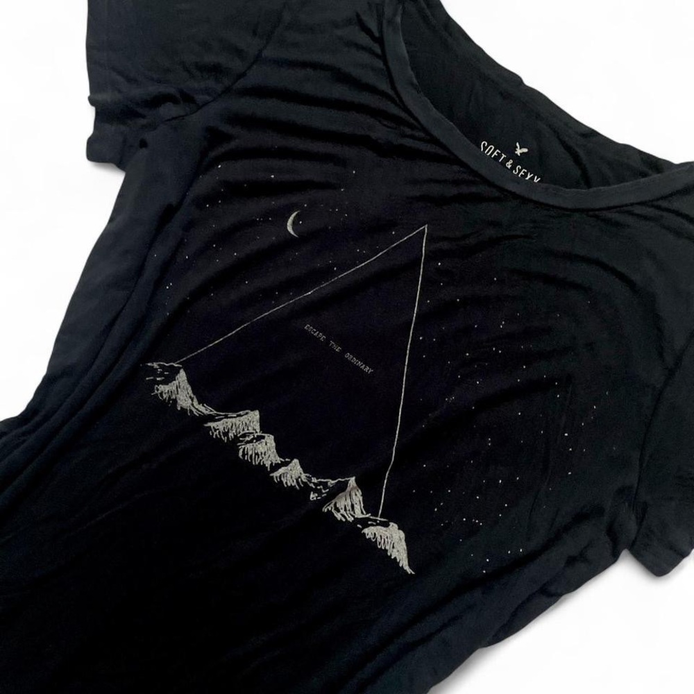 2016 AEO Soft & Sexy• Navy Blue Escape the Ordinary Graphic Tee • SIZE - L